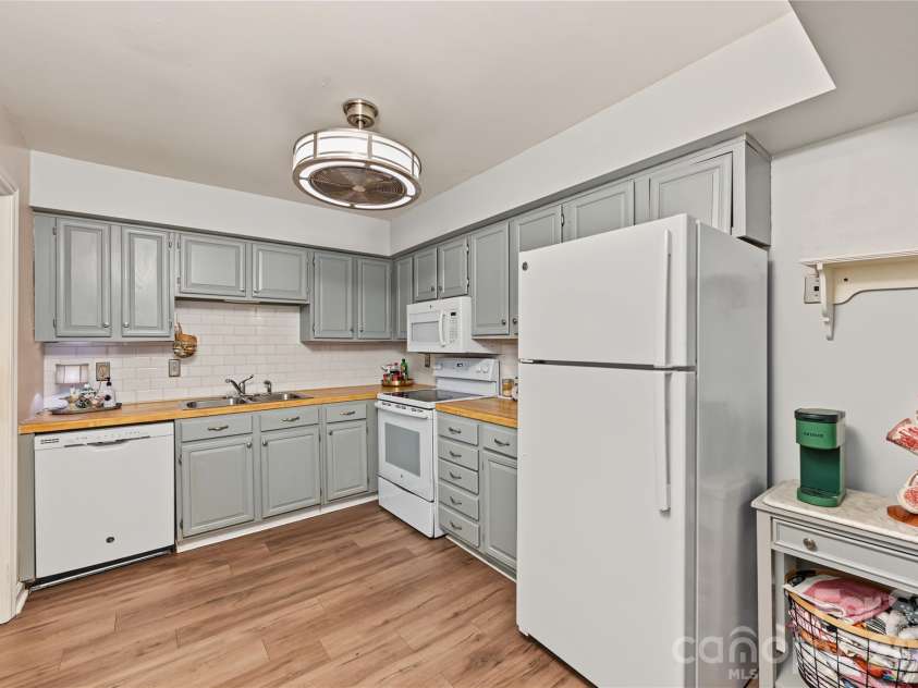 8303 Meadow Lakes Drive, Charlotte, NC 28210.  MLS# CAR4433344, YatesRealty ID 56332. 