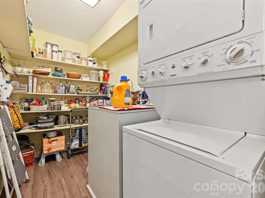 8303 Meadow Lakes Drive, Charlotte, NC 28210.  MLS# CAR4433344, YatesRealty ID 56332. 