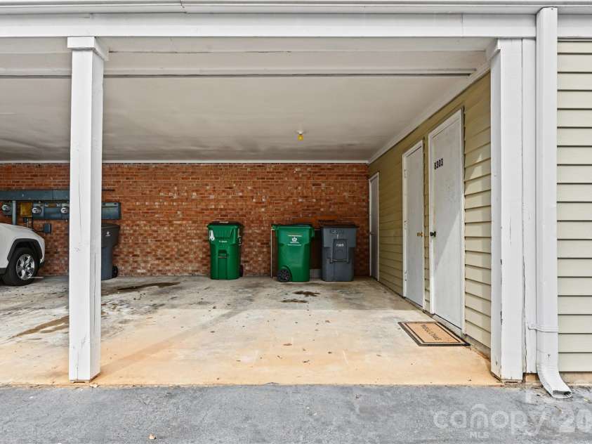 8303 Meadow Lakes Drive, Charlotte, NC 28210.  MLS# CAR4433344, YatesRealty ID 56332. 