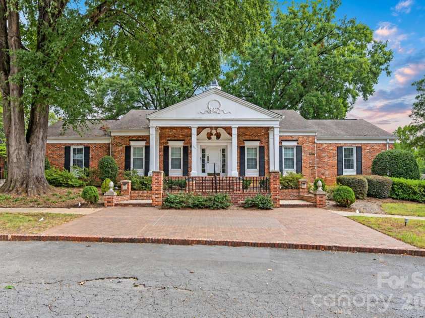 8303 Meadow Lakes Drive, Charlotte, NC 28210.  MLS# CAR4433344, YatesRealty ID 56332. 