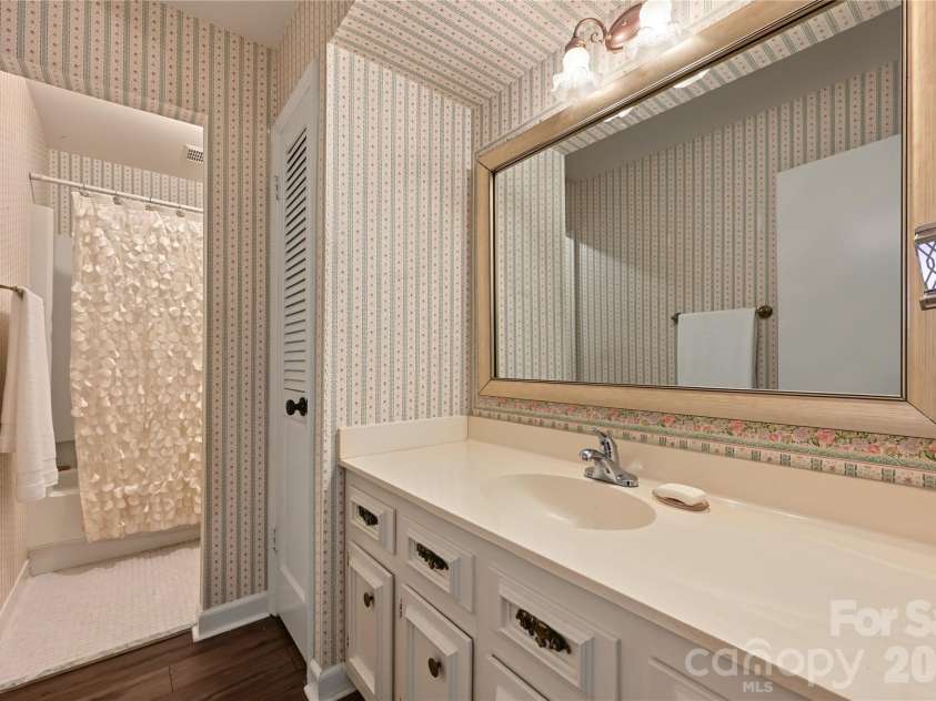 8303 Meadow Lakes Drive, Charlotte, NC 28210.  MLS# CAR4433344, YatesRealty ID 56332. Hall Full Bath
