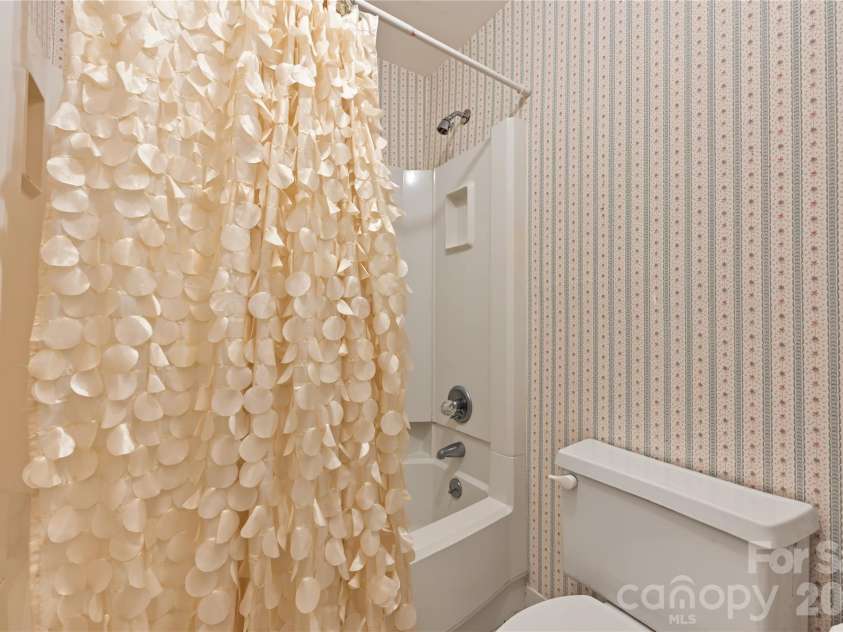 8303 Meadow Lakes Drive, Charlotte, NC 28210.  MLS# CAR4433344, YatesRealty ID 56332. Hall Full Bath