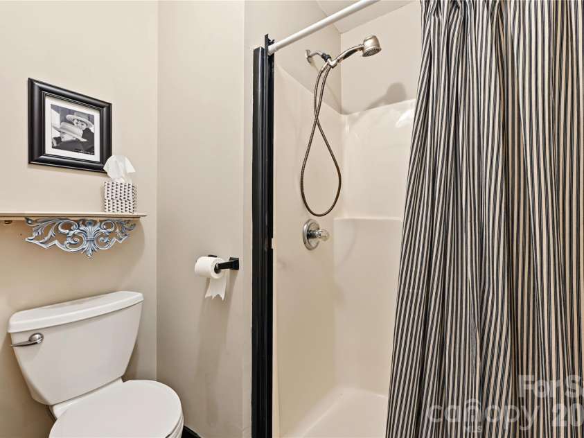 8303 Meadow Lakes Drive, Charlotte, NC 28210.  MLS# CAR4433344, YatesRealty ID 56332. Primary Bath