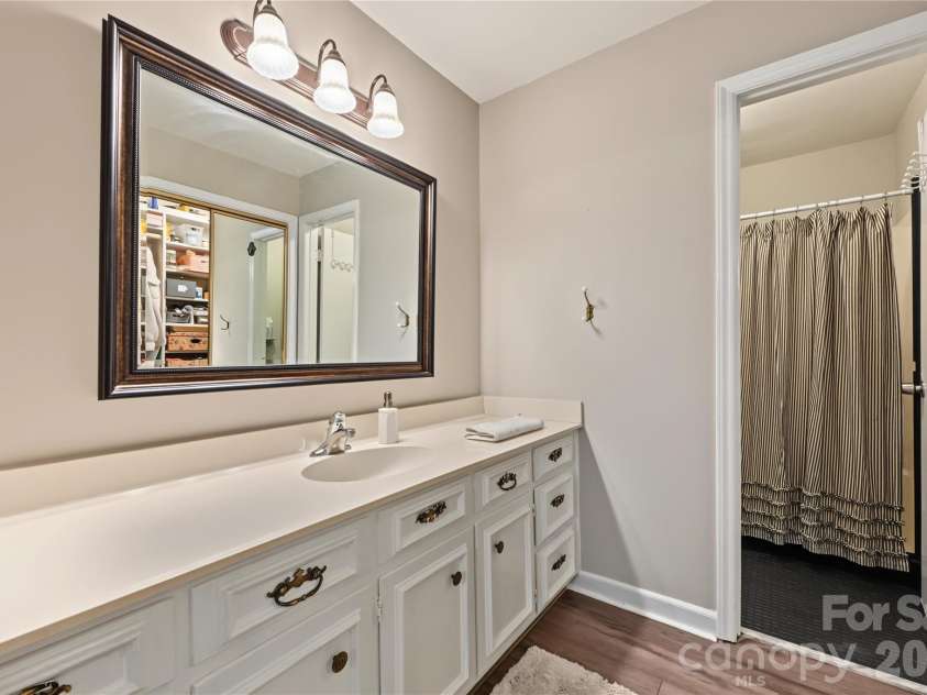 8303 Meadow Lakes Drive, Charlotte, NC 28210.  MLS# CAR4433344, YatesRealty ID 56332. Primary Bath