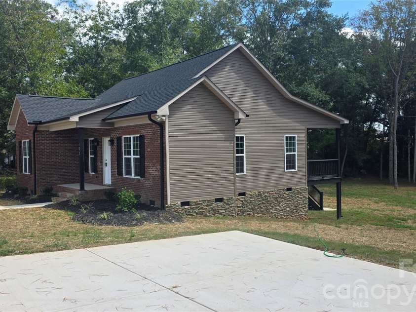 103 Saint Michael Avenue, Great Falls, SC 29055.  MLS# CAR4433828, YatesRealty ID 56356. 