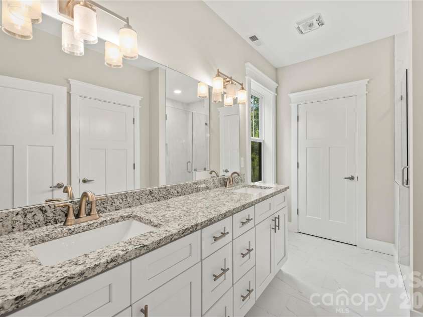 9 Nellie Bell Lane, Swannanoa, NC 28778.  MLS# CAR4411814, YatesRealty ID 56361. Primary bath