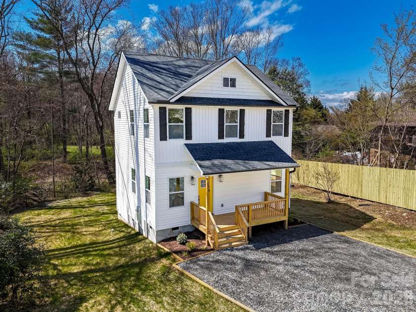 174 Atwood Drive, Hendersonville, NC 28792.  MLS# CAR4333837, YatesRealty ID 5637. 