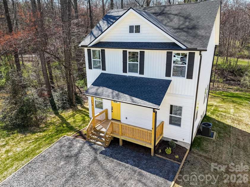 174 Atwood Drive, Hendersonville, NC 28792.  MLS# CAR4333837, YatesRealty ID 5637. 