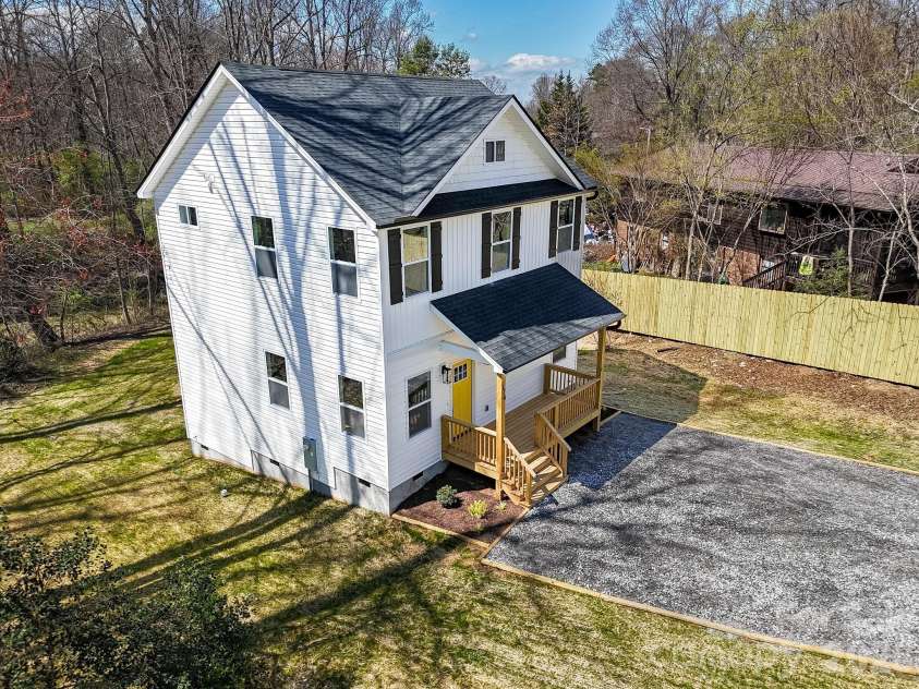 174 Atwood Drive, Hendersonville, NC 28792.  MLS# CAR4333837, YatesRealty ID 5637. 