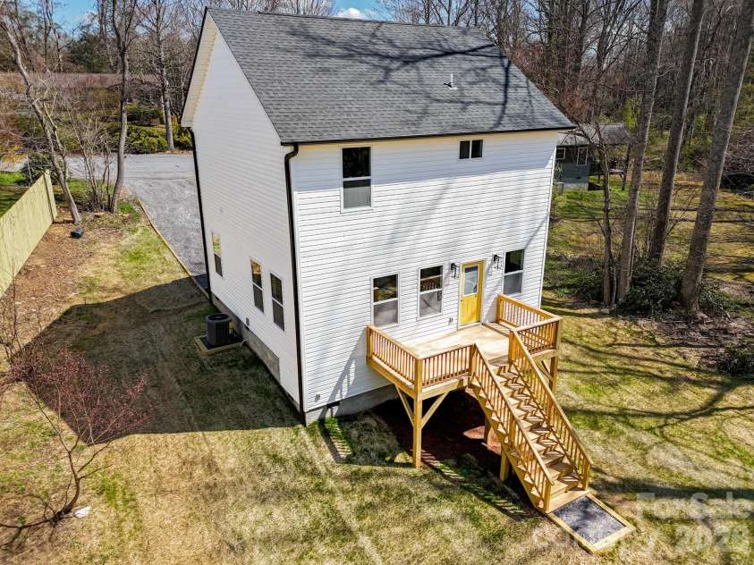 174 Atwood Drive, Hendersonville, NC 28792.  MLS# CAR4333837, YatesRealty ID 5637. 