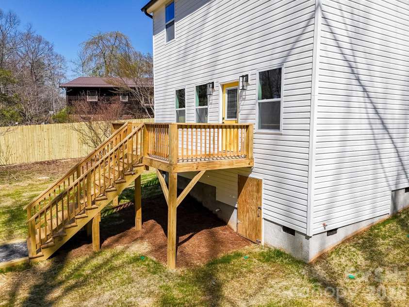 174 Atwood Drive, Hendersonville, NC 28792.  MLS# CAR4333837, YatesRealty ID 5637. 