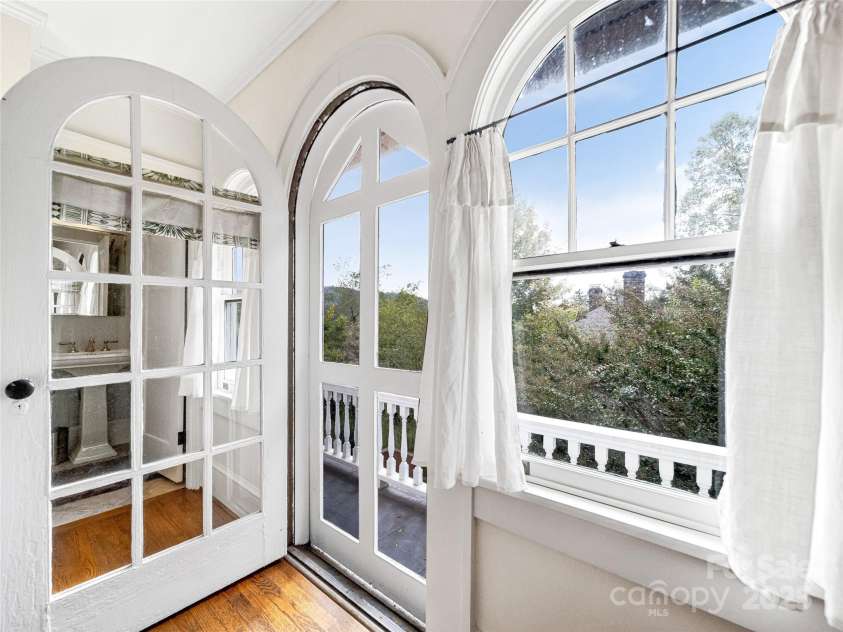 8 Kensington Road, Asheville, NC 28804.  MLS# CAR4243586, YatesRealty ID 5637. 