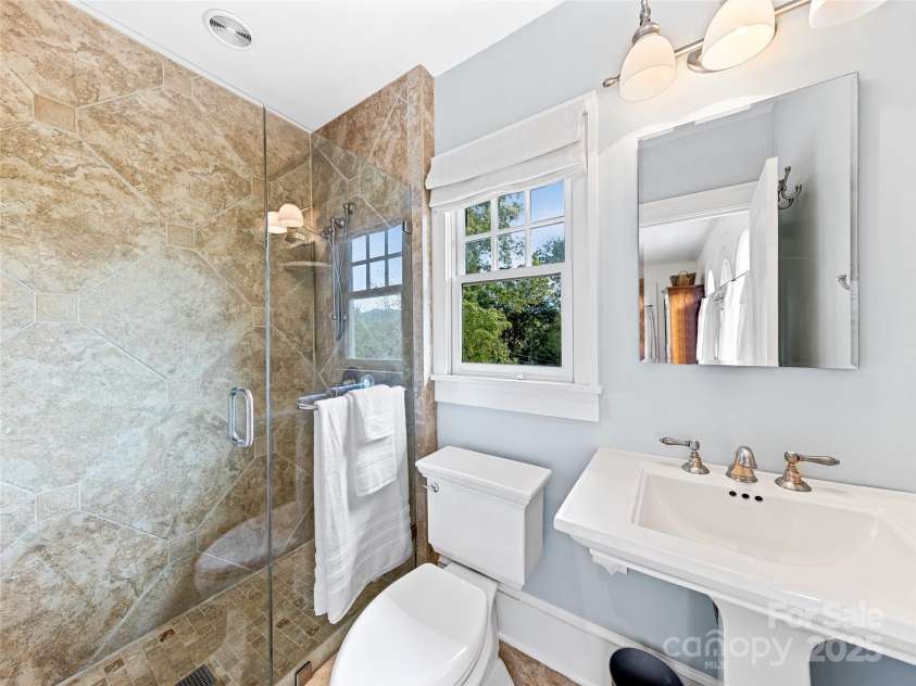 8 Kensington Road, Asheville, NC 28804.  MLS# CAR4243586, YatesRealty ID 5637. 
