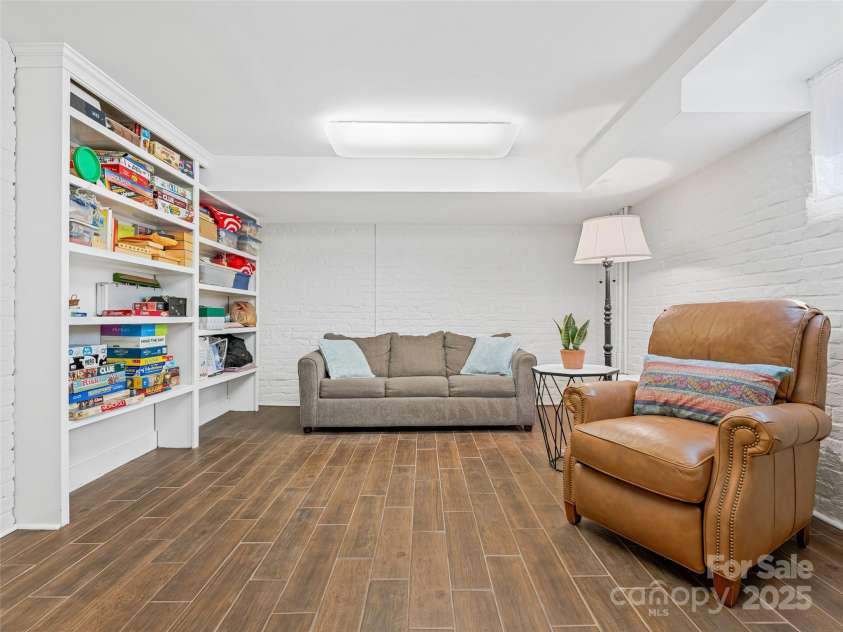 8 Kensington Road, Asheville, NC 28804.  MLS# CAR4243586, YatesRealty ID 5637. 