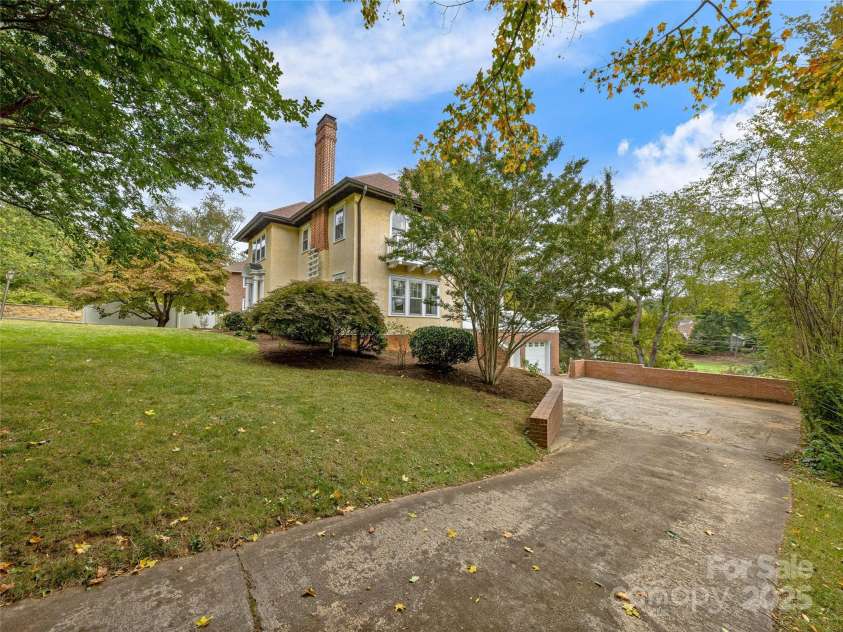 8 Kensington Road, Asheville, NC 28804.  MLS# CAR4243586, YatesRealty ID 5637. 