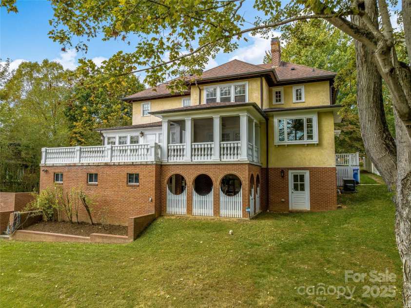 8 Kensington Road, Asheville, NC 28804.  MLS# CAR4243586, YatesRealty ID 5637. 