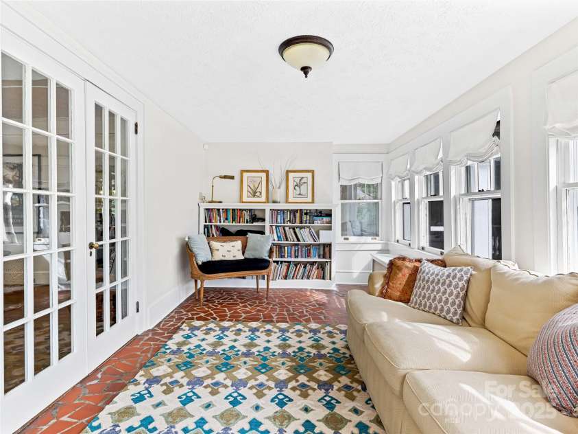 8 Kensington Road, Asheville, NC 28804.  MLS# CAR4243586, YatesRealty ID 5637. 