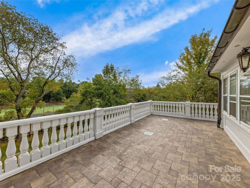 8 Kensington Road, Asheville, NC 28804.  MLS# CAR4243586, YatesRealty ID 5637. Great outdoor living on this large deck or adjacent screen porch