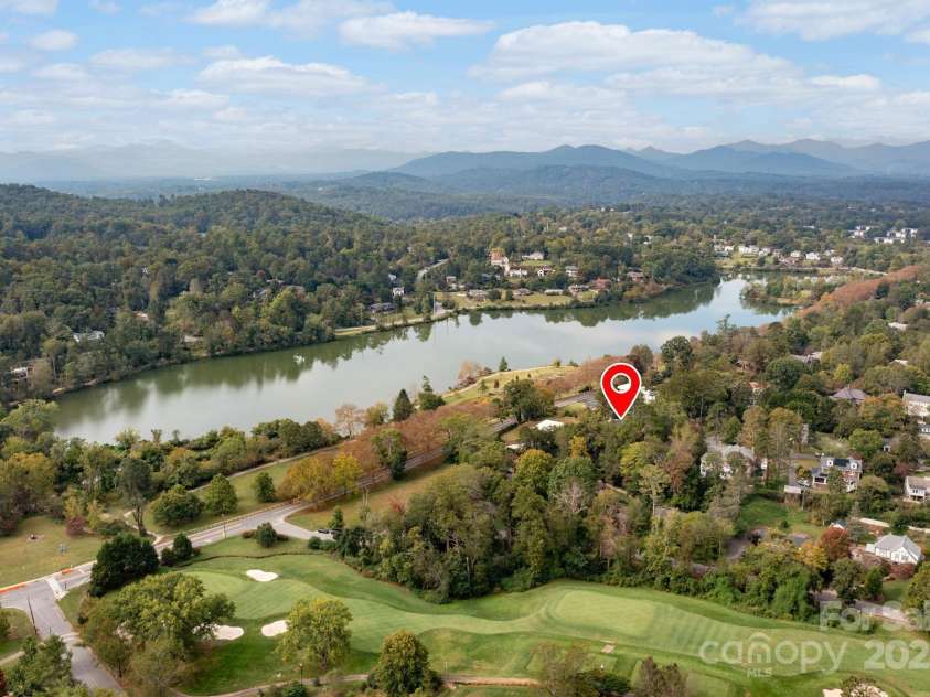 8 Kensington Road, Asheville, NC 28804.  MLS# CAR4305801, YatesRealty ID 5637. Beautiful Views of Beaver Lake