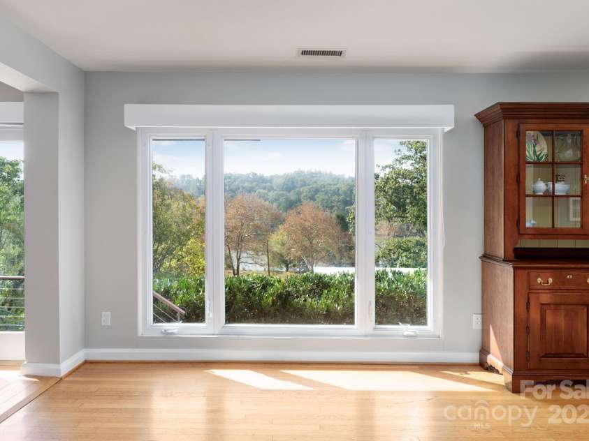 8 Kensington Road, Asheville, NC 28804.  MLS# CAR4305801, YatesRealty ID 5637. Cannot Beat This Location
