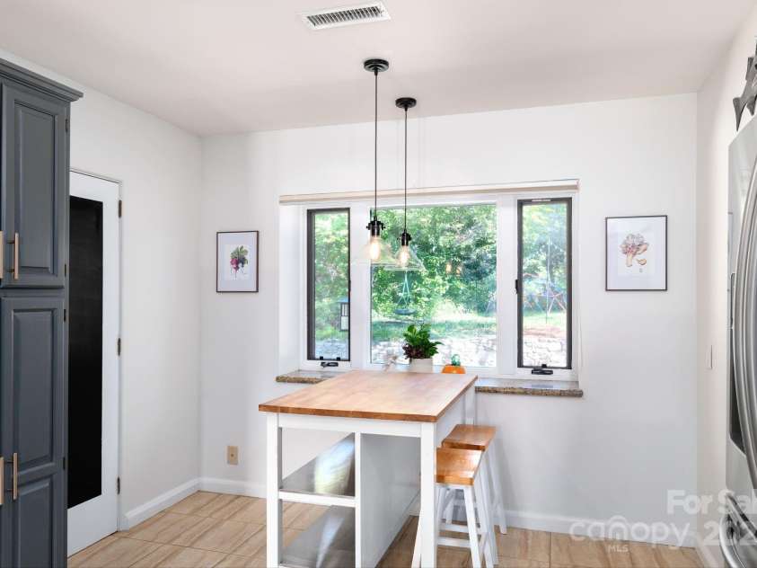 8 Kensington Road, Asheville, NC 28804.  MLS# CAR4305801, YatesRealty ID 5637. Eat-In Area of Kitchen