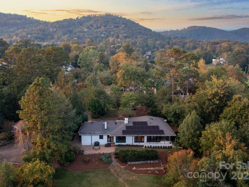 8 Kensington Road, Asheville, NC 28804.  MLS# CAR4305801, YatesRealty ID 5637. Minutes to Downtown Asheville