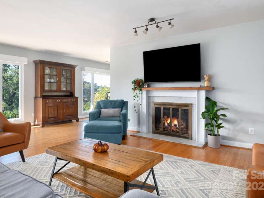 8 Kensington Road, Asheville, NC 28804.  MLS# CAR4305801, YatesRealty ID 5637. Natural Gas Fireplace