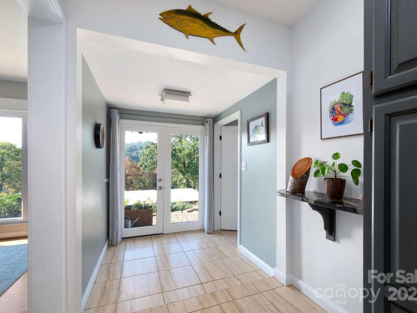 8 Kensington Road, Asheville, NC 28804.  MLS# CAR4305801, YatesRealty ID 5637. One-Level Living