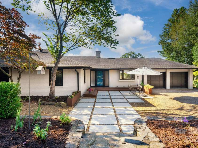 8 Kensington Road, Asheville, NC 28804.  MLS# CAR4305801, YatesRealty ID 5637. One-Level Living