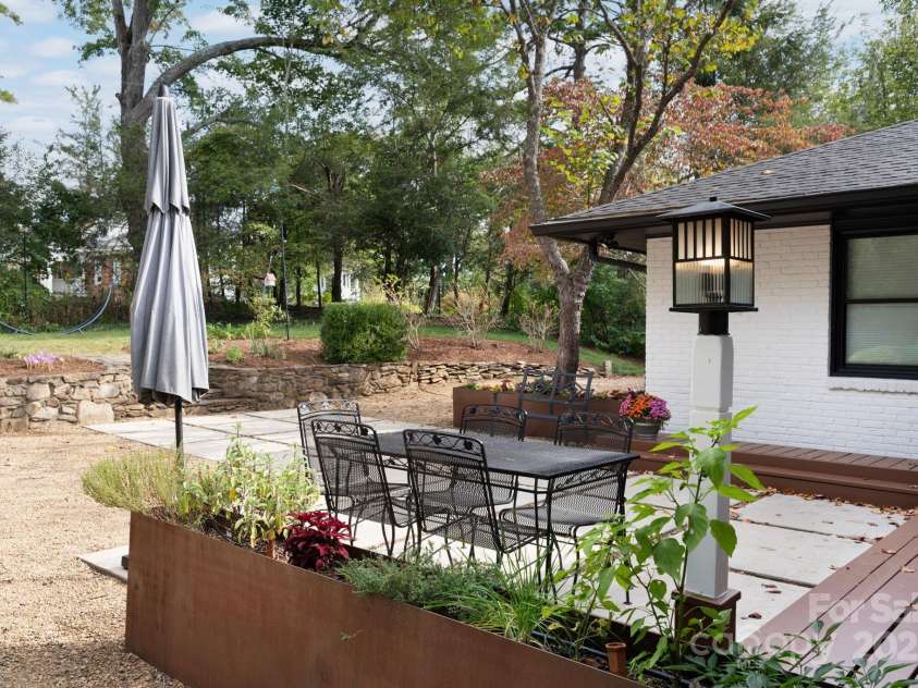 8 Kensington Road, Asheville, NC 28804.  MLS# CAR4305801, YatesRealty ID 5637. Perfect Space to Entertain