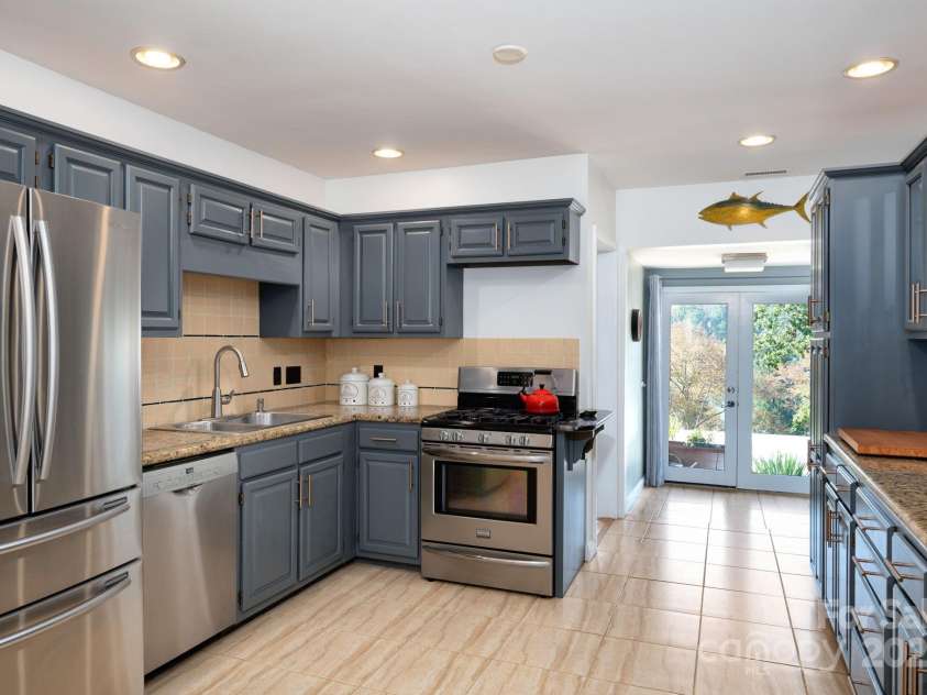 8 Kensington Road, Asheville, NC 28804.  MLS# CAR4305801, YatesRealty ID 5637. Samsung Refrigerator and Bosch Dishwasher