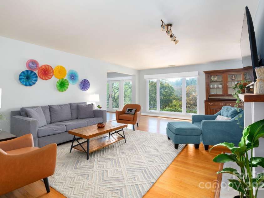 8 Kensington Road, Asheville, NC 28804.  MLS# CAR4305801, YatesRealty ID 5637. Step Inside and See the Views