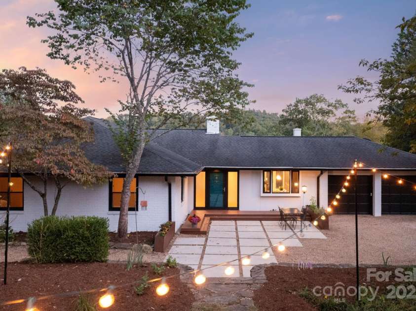 8 Kensington Road, Asheville, NC 28804.  MLS# CAR4305801, YatesRealty ID 5637. Welcoming Front Patio