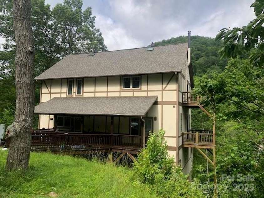 20 Lila Lane, Clyde, NC 28721.  MLS# CAR4231979, YatesRealty ID 5639. 