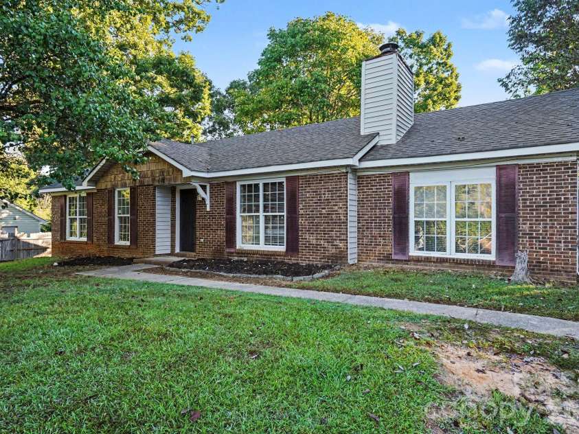6411 Rocklake Drive, Charlotte, NC 28214.  MLS# CAR4433718, YatesRealty ID 56395. 