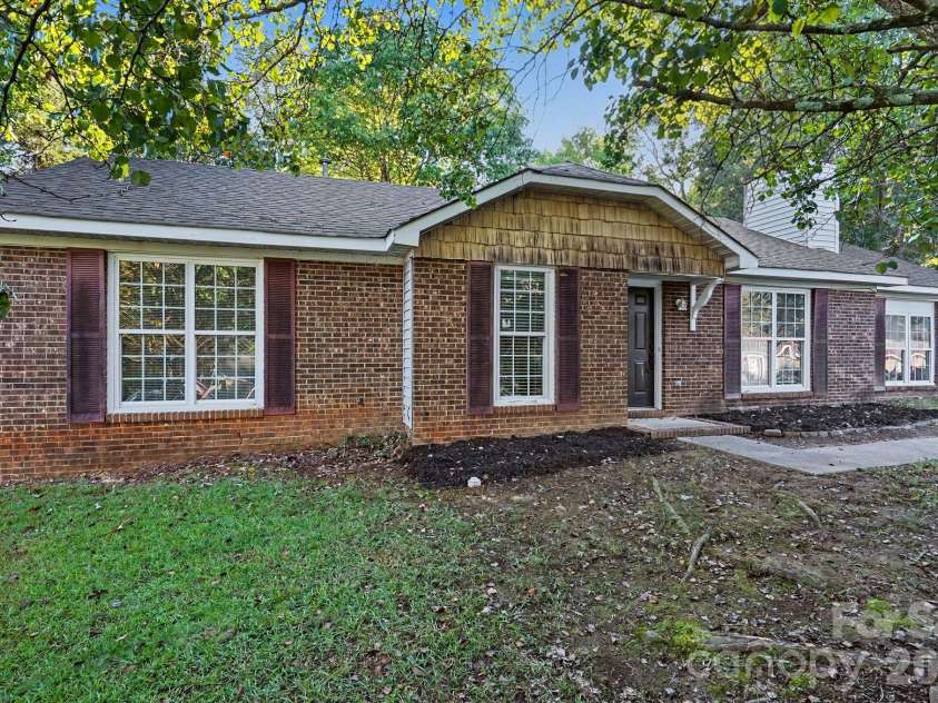 6411 Rocklake Drive, Charlotte, NC 28214.  MLS# CAR4433718, YatesRealty ID 56395. 