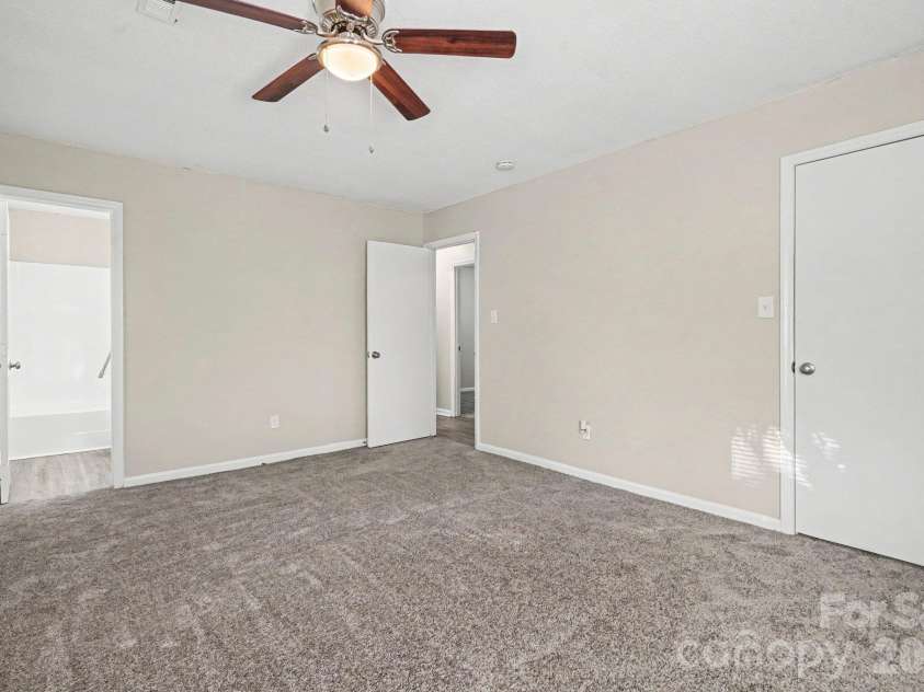 6411 Rocklake Drive, Charlotte, NC 28214.  MLS# CAR4433718, YatesRealty ID 56395. 