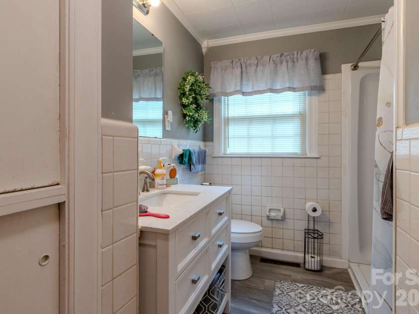 1004 Woodside Drive, Kings Mountain, NC 28086.  MLS# CAR4434279, YatesRealty ID 56396. 