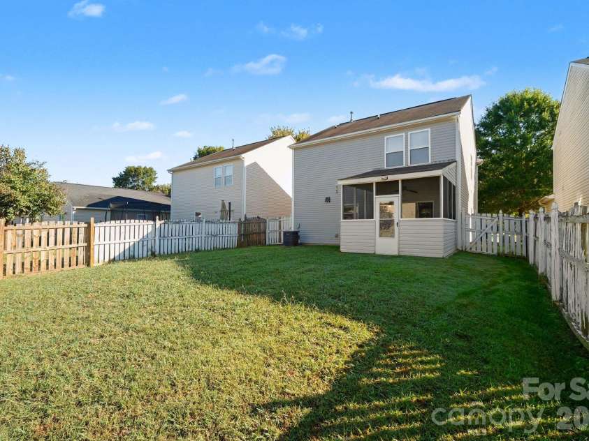 3642 Charterhall Lane, Charlotte, NC 28215.  MLS# CAR4432381, YatesRealty ID 56402. 