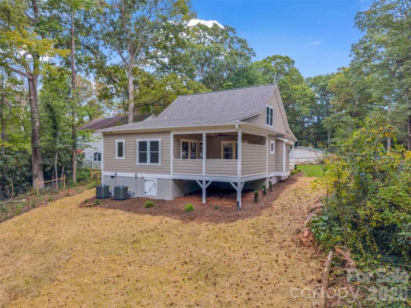 61 Laurel Lane, Black Mountain, NC 28711.  MLS# CAR4431018, YatesRealty ID 56403. 