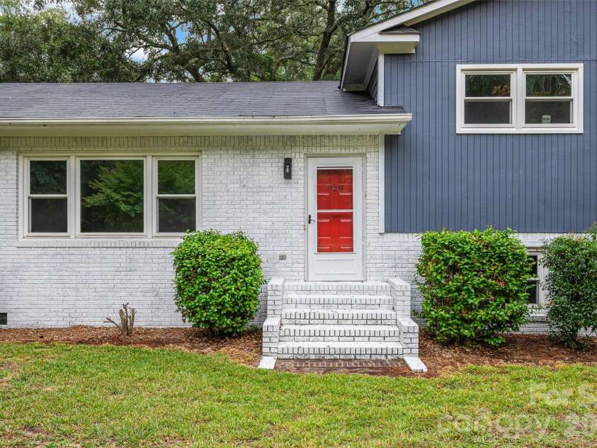 929 Leonard Street, Southport, NC 28461.  MLS# CAR4432785, YatesRealty ID 56415. 