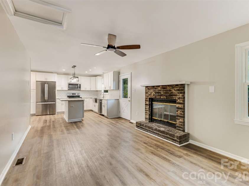 929 Leonard Street, Southport, NC 28461.  MLS# CAR4432785, YatesRealty ID 56415. 