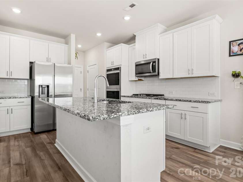 333 Hyssop Court, Fort Mill, SC 29715.  MLS# CAR4434309, YatesRealty ID 56420. Kitchen