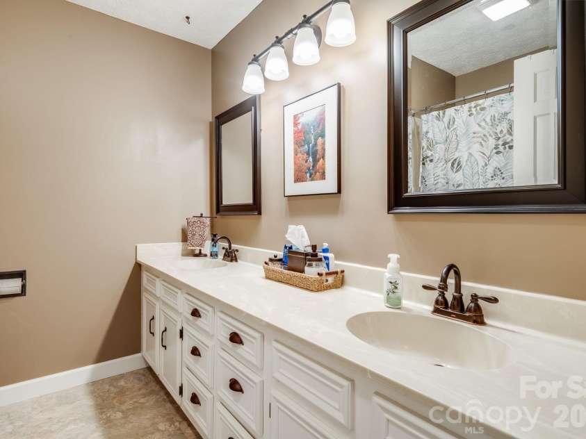 165 Horizon View Drive, Horse Shoe, NC 28742.  MLS# CAR4434165, YatesRealty ID 56428. 