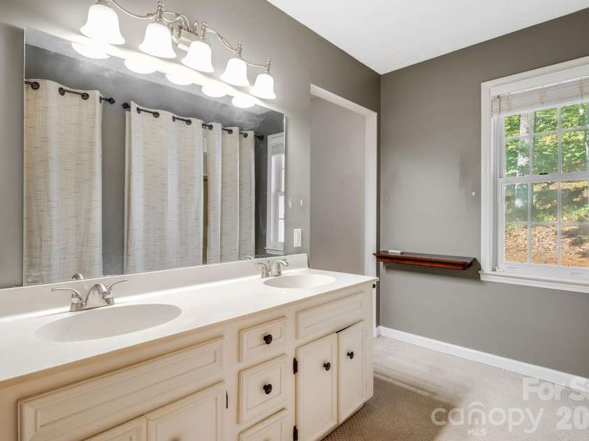 165 Horizon View Drive, Horse Shoe, NC 28742.  MLS# CAR4434165, YatesRealty ID 56428. 