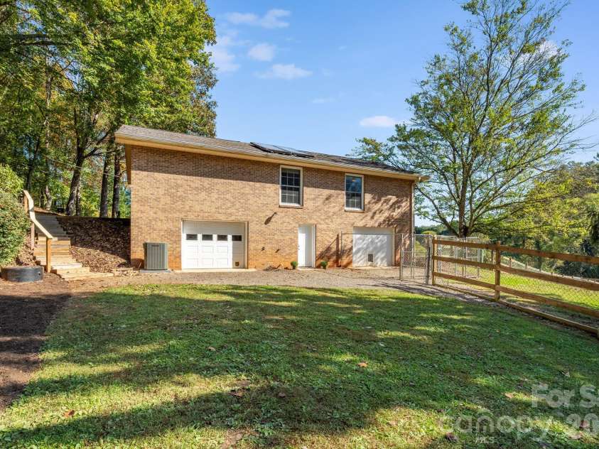 165 Horizon View Drive, Horse Shoe, NC 28742.  MLS# CAR4434165, YatesRealty ID 56428. 