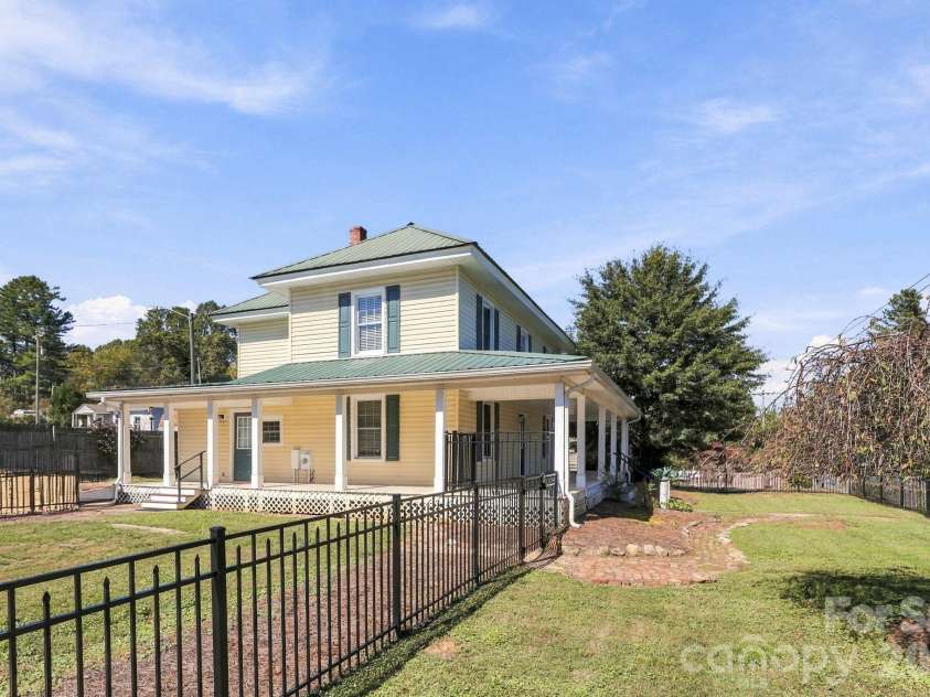 444 Broad Street, Brevard, NC 28712.  MLS# CAR4434346, YatesRealty ID 56443. 