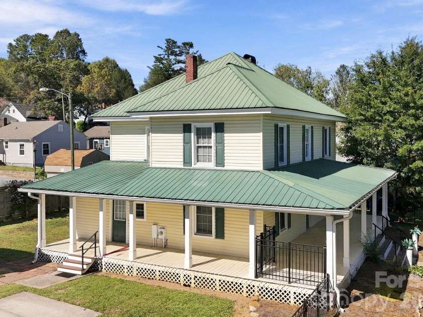444 Broad Street, Brevard, NC 28712.  MLS# CAR4434346, YatesRealty ID 56443. 