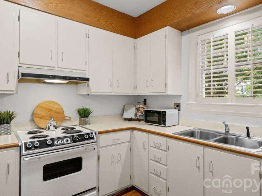 1913 Tippah Avenue, Charlotte, NC 28205.  MLS# CAR4432538, YatesRealty ID 56462. 