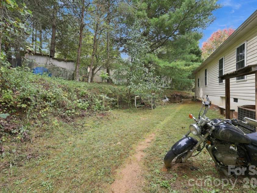 430 Gorman Bridge Road, Asheville, NC 28806.  MLS# CAR4434426, YatesRealty ID 56465. 